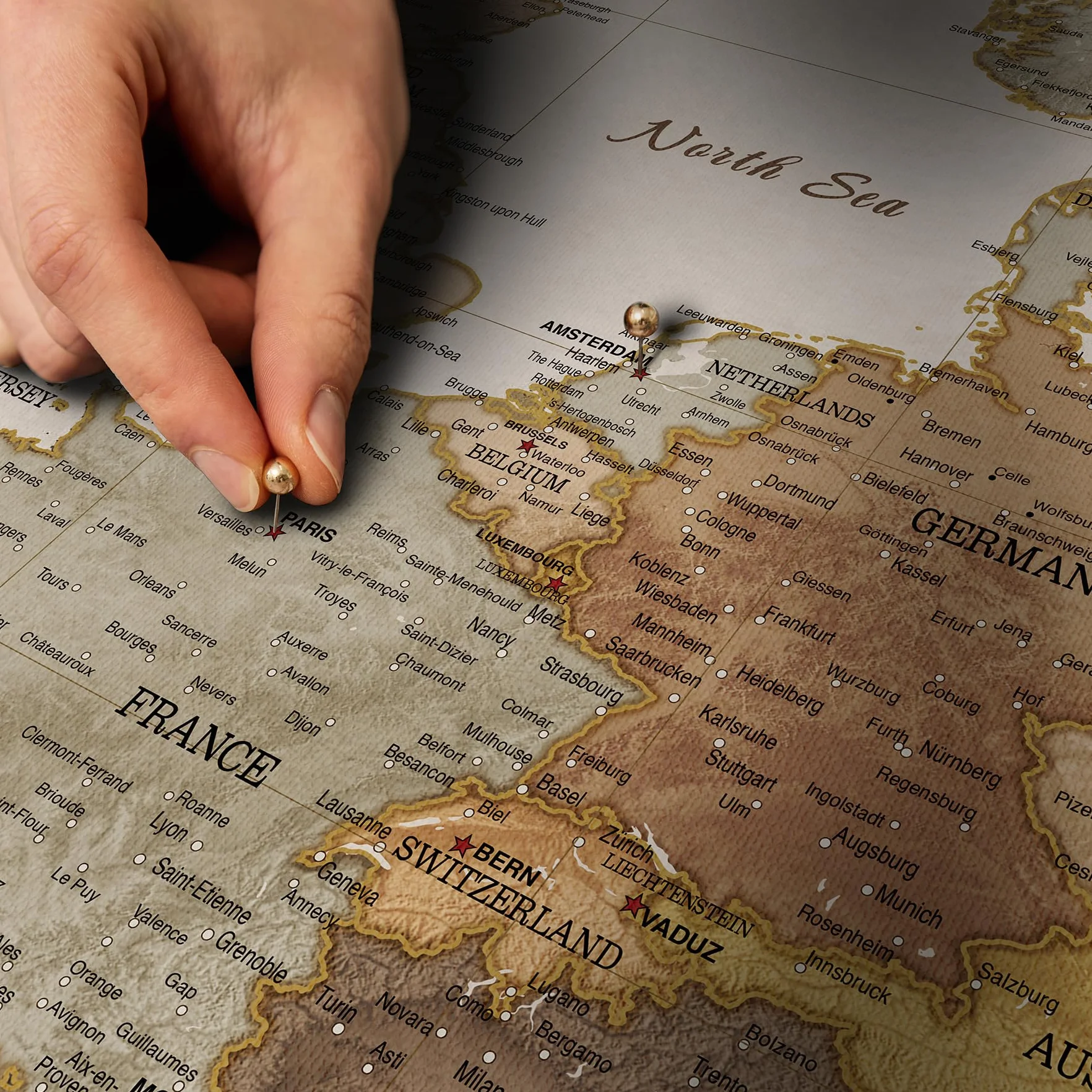 Mapa Europy na płótnie z korkową tablicą do przypięć - Dekoracja ścienna do wszystkich pomieszczeń - Obrazy na płótnie z motywem mapy Europy (120x80 cm, Wzór 11)