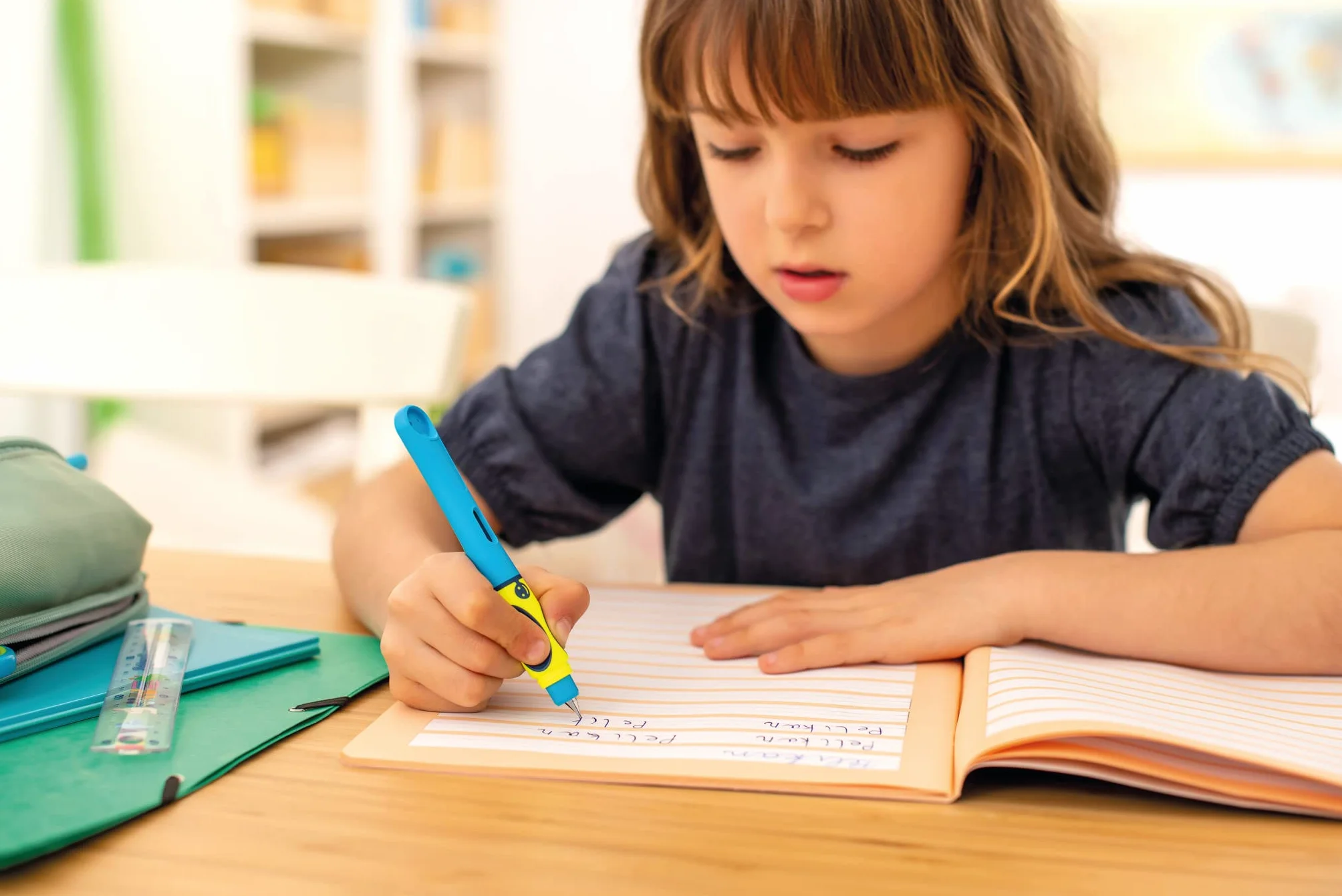 Pelikan® Pióro wieczne Griffix do nauki pisania | Średnia stlówka irydowa | Na atrament | Unikalny Design | Biuro Szkoła Studia Praca | Kaligrafia Komfortowe i Gładkie pisanie | Neon Black