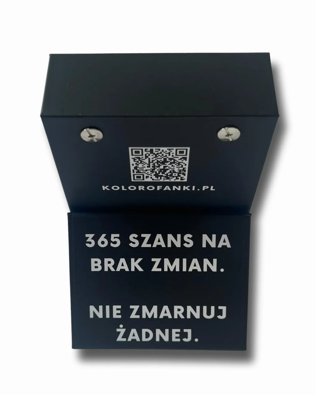 Kalendarz demotywacyjny biurkowy zrywany 2026 Kolorofanki - 365 dni sarkazmu i czarnego humoru, minimalistyczny design, codzienna kartka z tekstem, idealny na prezent.