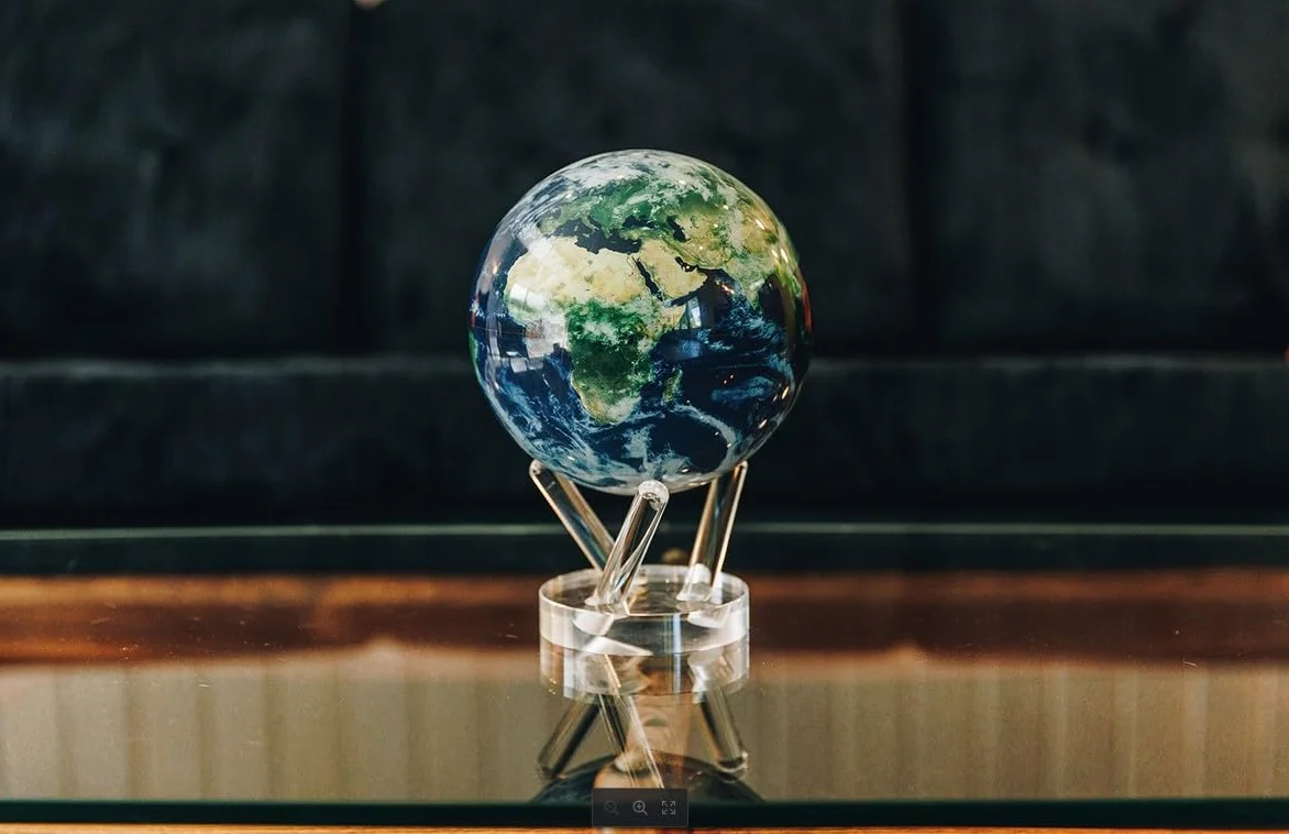 MOVA Globe Ziemia z chmurami Klasyczny (4,5") | Samonapędzający się globus zasilany światłem | Cicha praca bez baterii | Dekoracja biurka lub prezent