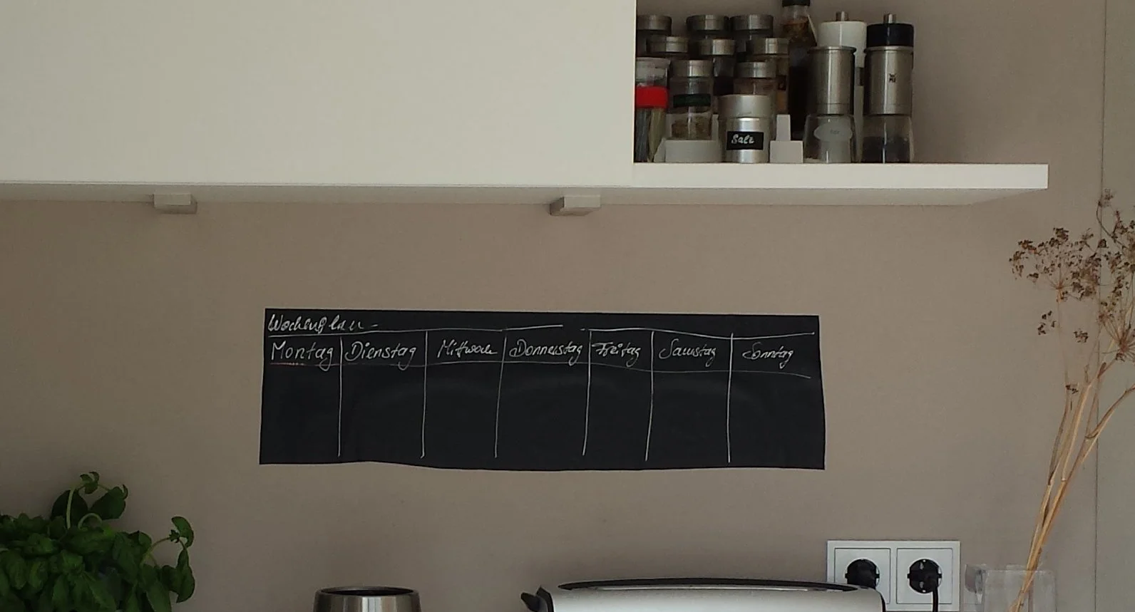 Blackboard: elektrostatyczna folia tablicowa – przywiera do prawie wszystkich powierzchni bez użycia środków pomocniczych