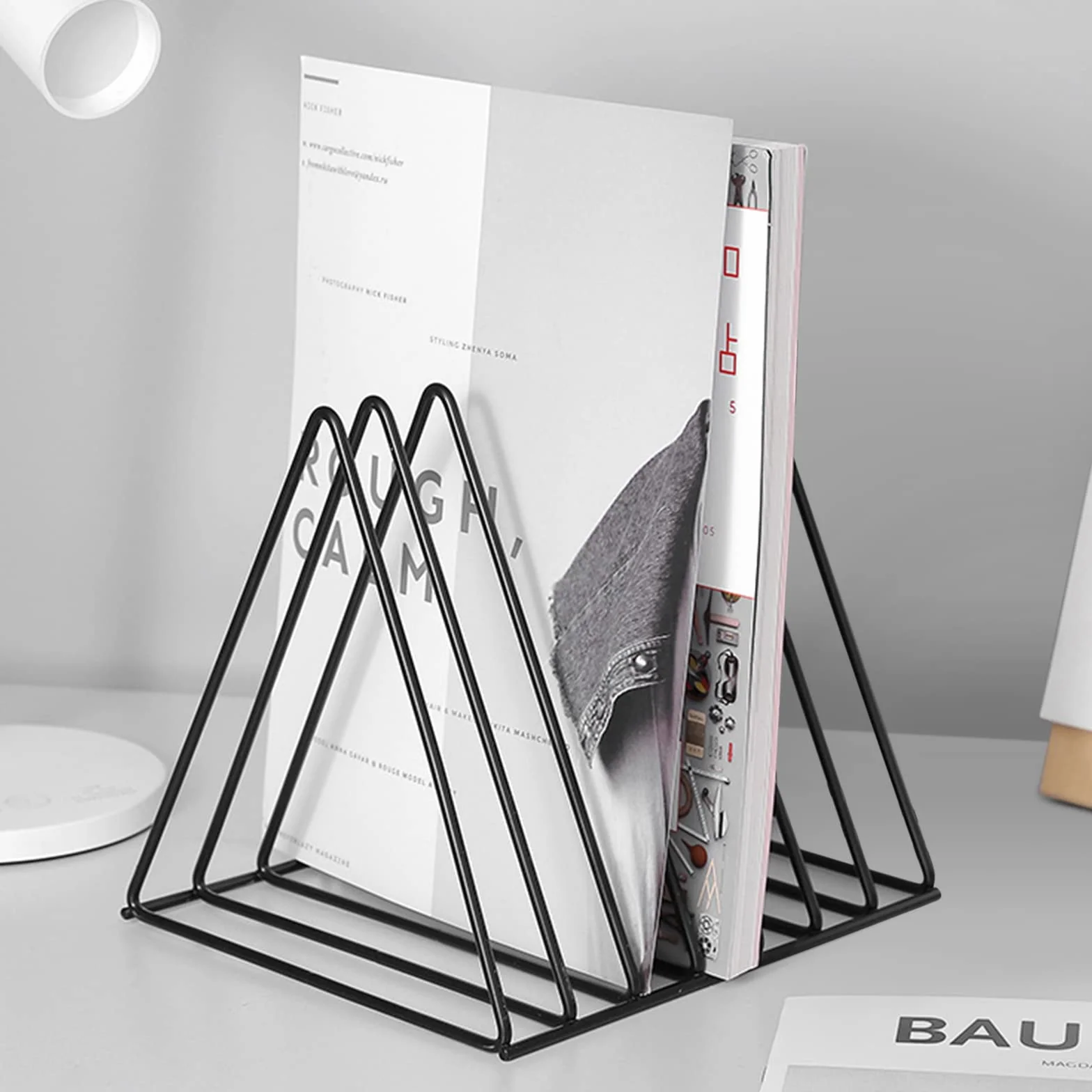 Stojak na książki metalowy trójkąt 7 miejsc organizer do biura gazety magazyny