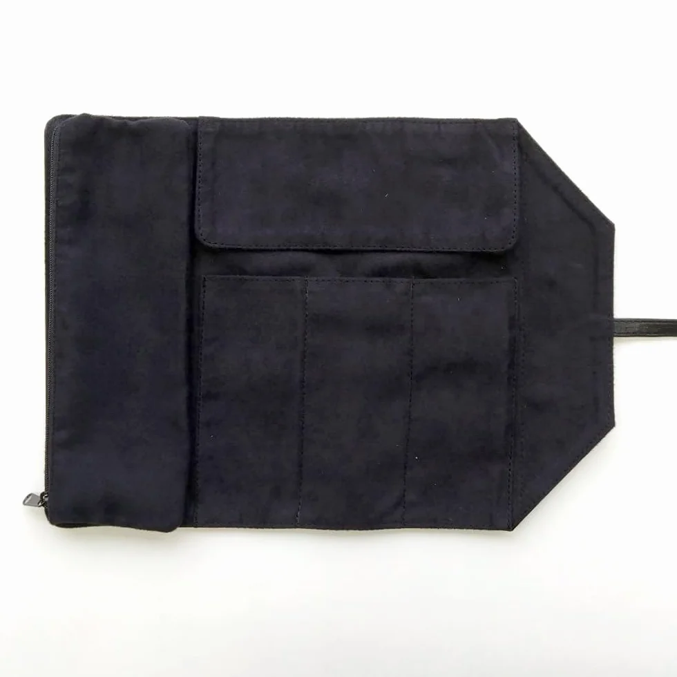RHODIA TOUCH 116129C – Piórnik 2 w 1 zawijany w kolorze czarnym – do przechowywania ołówków, pędzli i narzędzi do rysowania – wymiary 32 x 23 cm – odpinany piórnik na zamek – skóra ekologiczna