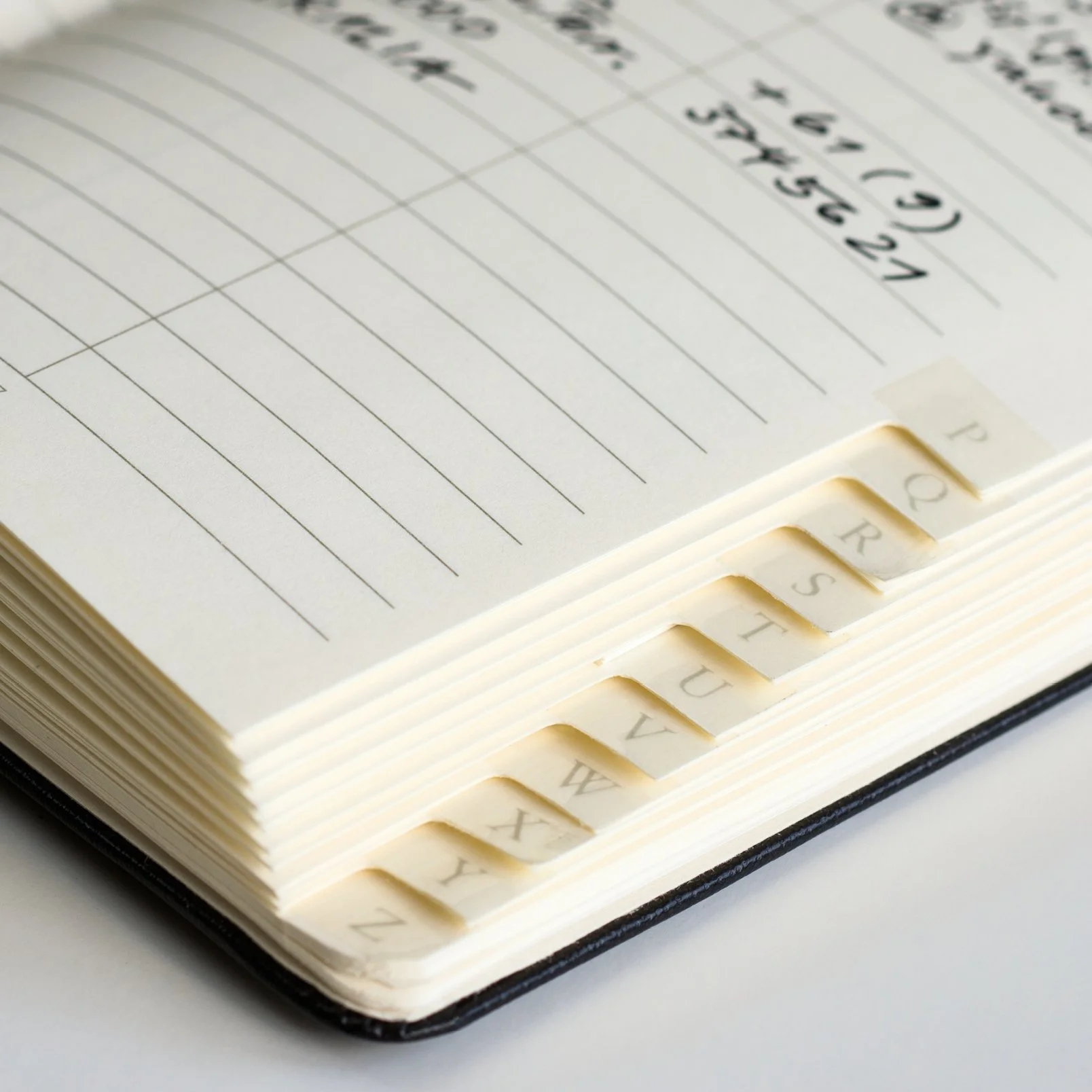 Leuchtturm1917 Adresownik Medium w linie czarny