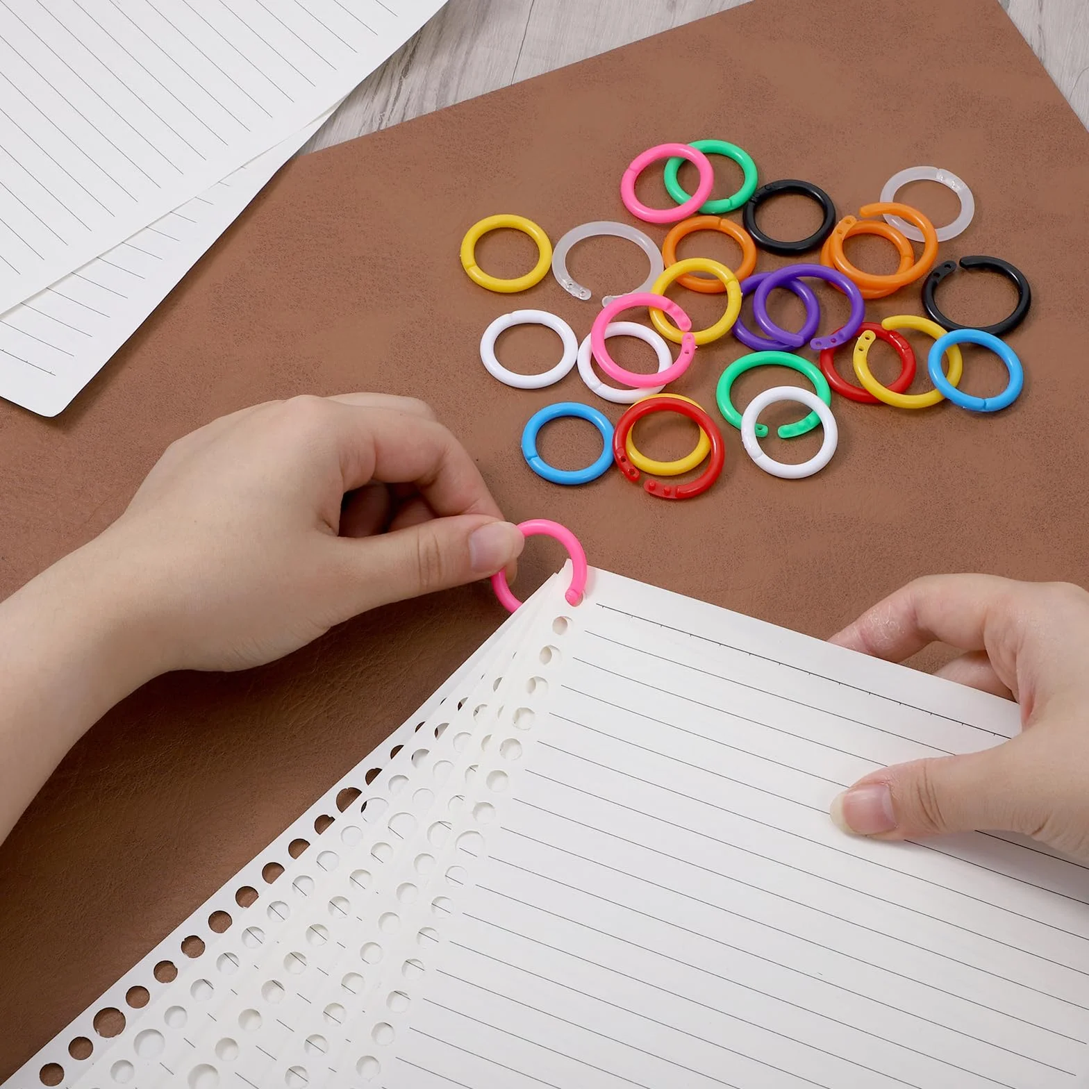 Kółka plastikowe wielokolorowe do książek scrapbooking 50 sztuk