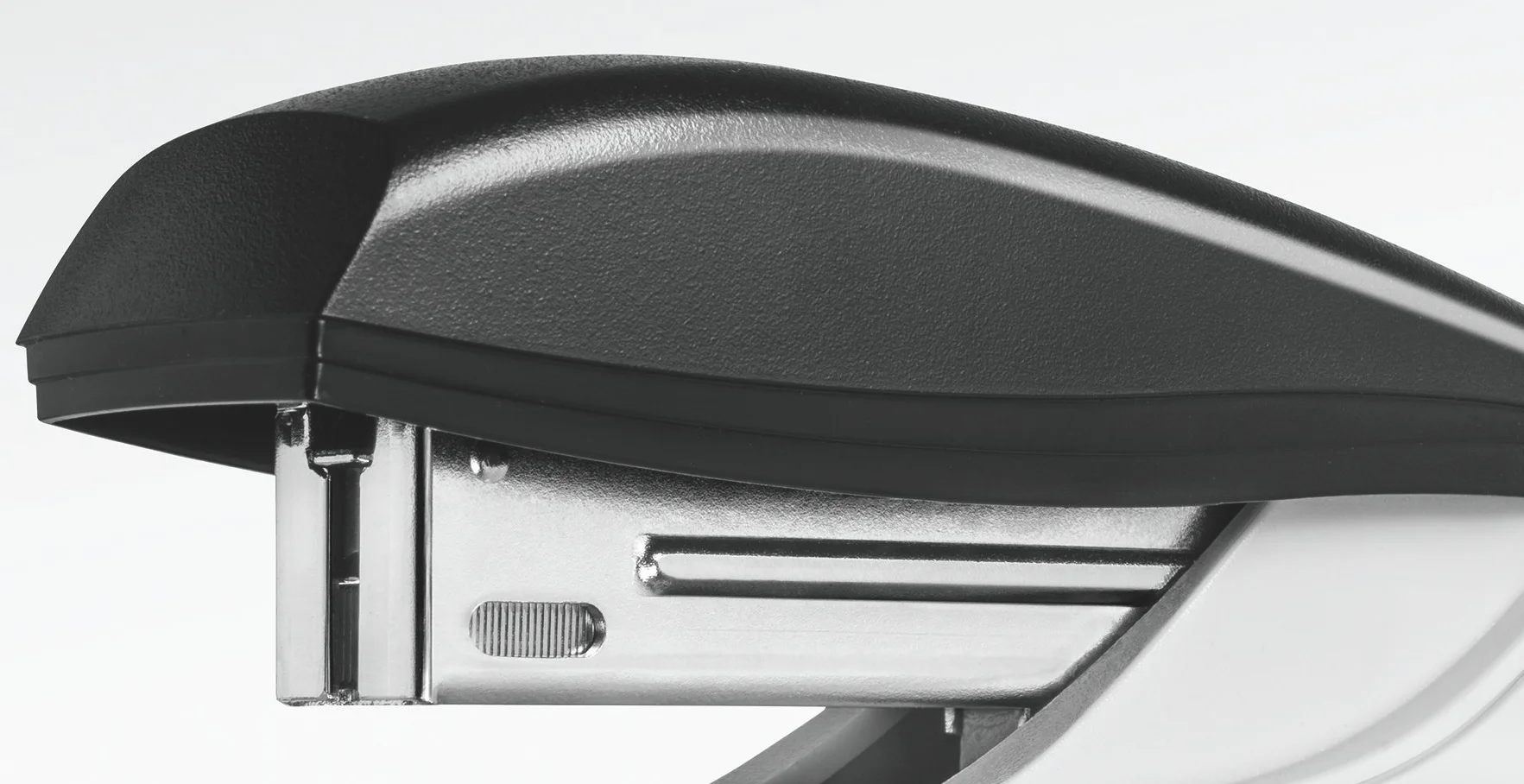 Leitz Zszywacz biurowy z metalu, na 30 arkuszy, ergonomiczny kształt, w zestawie zszywki, czarny, seria NeXXT, 55006095
