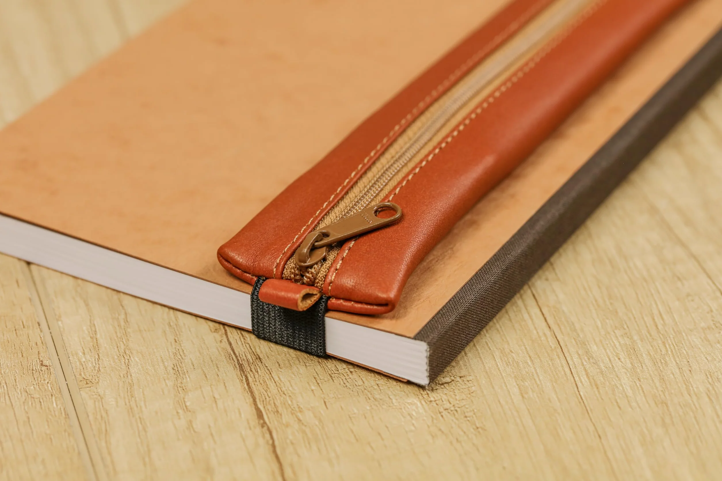Clairefontaine 77036C Kolekcja Age Bag Piórnik płaski z gumką z prawdziwej skóry jagnięcej brązowy – 20 x 4,5 cm