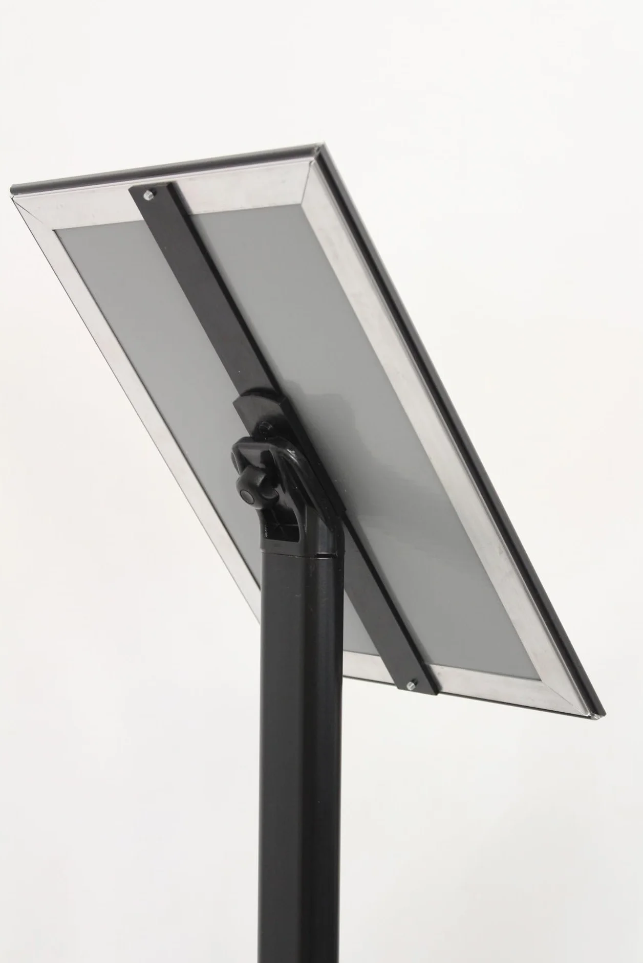 Stojak informacyjny A4 czarny obrotowy aluminiowy podłogowy 210x297 mm
