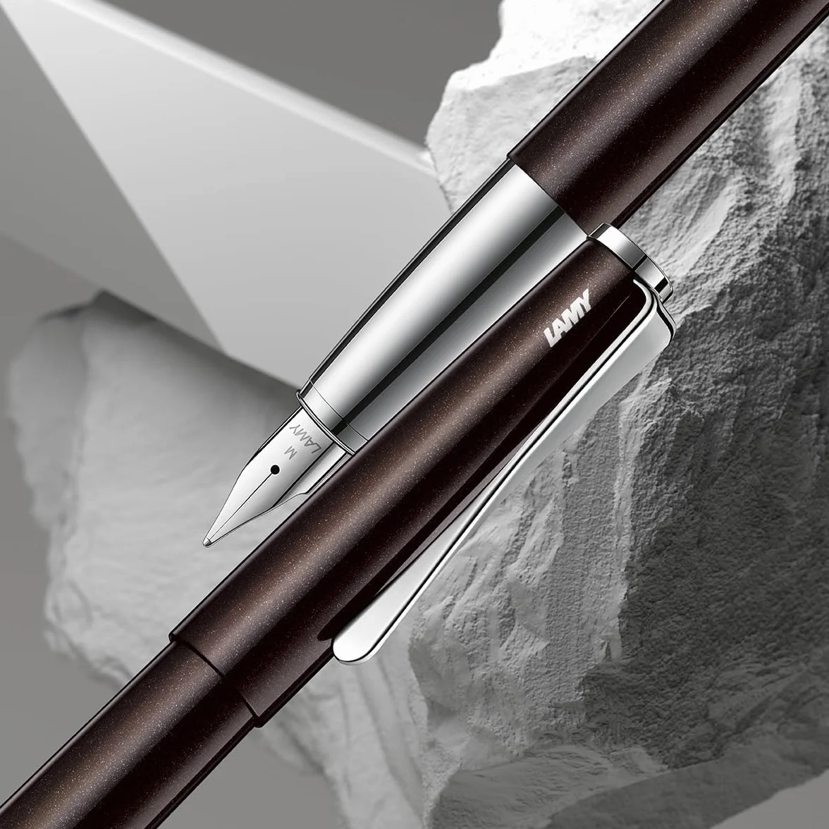 Lamy Studio Pi??ro wieczne ciemnobr?zowe, uniwersalne pi??ro wieczne w eleganckiej, ca?kowicie metalowej obudowie - stal??wka z 14-karatowego z?ota, cz??ciowo platynowana i szeroko?? linii EF, zawiera
