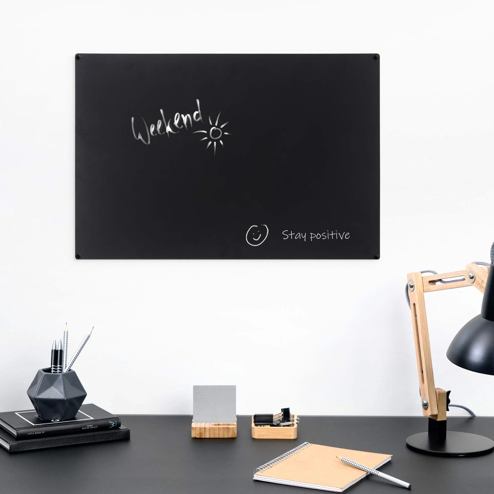 Navaris Magnetyczna tablica ścienna - Lekka magnetyczna tablica z blachy metalowej - Cienki Billboard 56 x 38 CM - Kompaktowa tablica do notatek - czarna