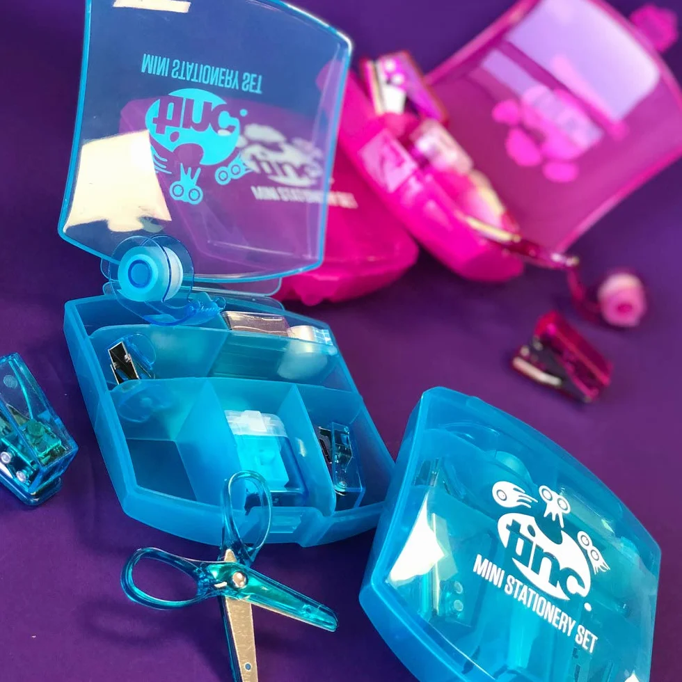 Tinc Mini zestaw artykułów piśmienniczych – niebieski, dozownik taśmy, nożyczki, zszywacz, narzędzie do usuwania zszywek, dziurkacz, temperówka. Świetny do szkoły