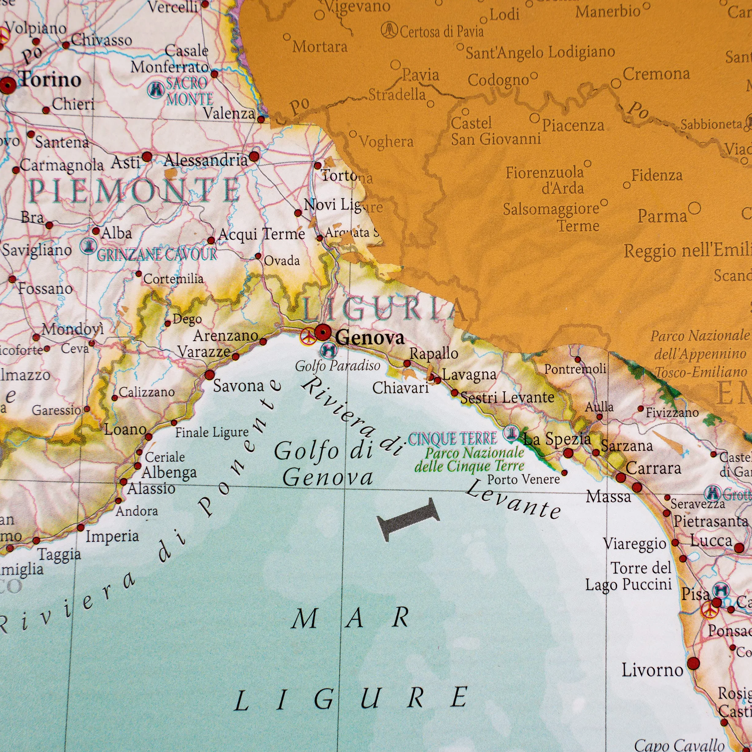 Maps International Mapa Włoch do zdrapywania, pomysł na prezent, 42 x 59 cm, szczegóły kartograficzne pokazują granice państw i regionów