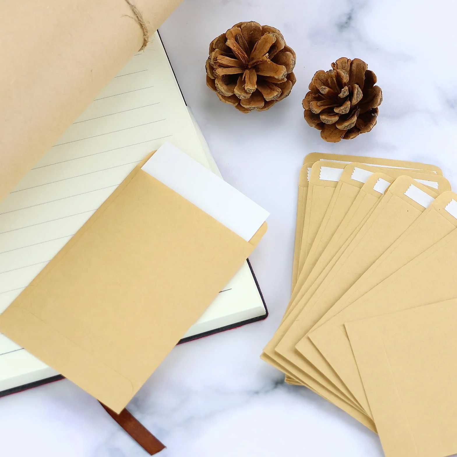 SZXMDKH 150 szt. małych kopert z nasionami, samoprzylepne mini brązowe koperty z papieru siarczanowego, małe przedmioty, monety, znaczki, karty, nasiona, 9 x 6 cm, żółty papier kraftowy (npzxf0150)