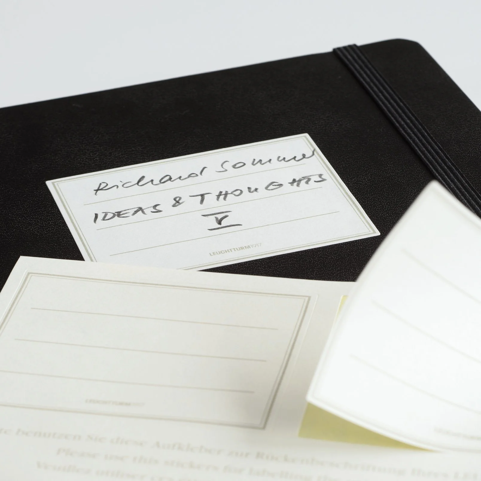 Leuchtturm1917 Adresownik Medium w linie czarny