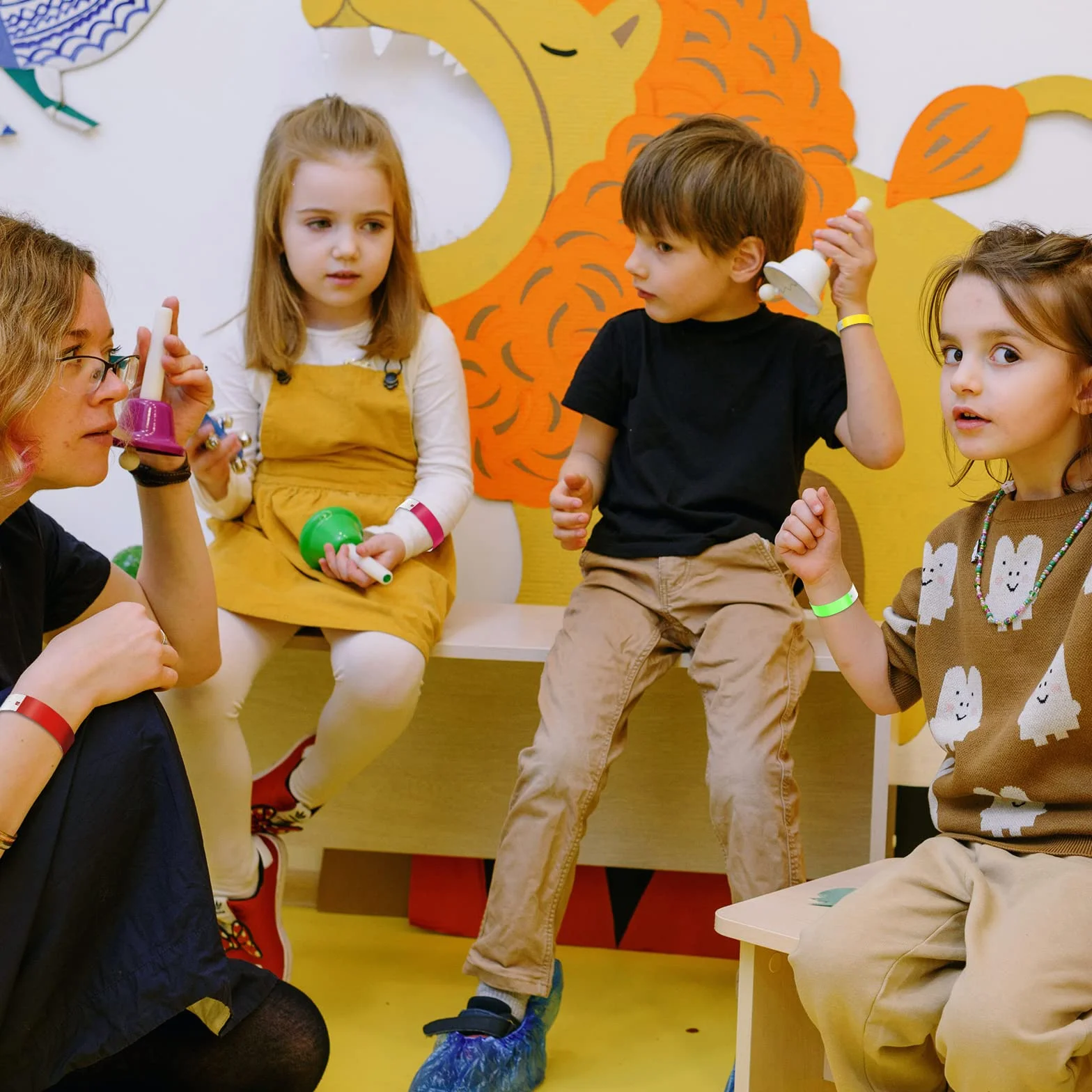 KINBOM 300szt Neonowe Opaski na Reke, Wodoodporne Papierowe Opaski na Reke na Imprezy Kolorowe Bransoletki Papierowe Opaski na Imprezy Koncerty Festiwale Muzyczne i Targi (Zielony, Czerwony, Zólty)